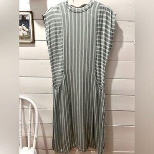 🚨-50%🚨 RVCA Green and white dress size L